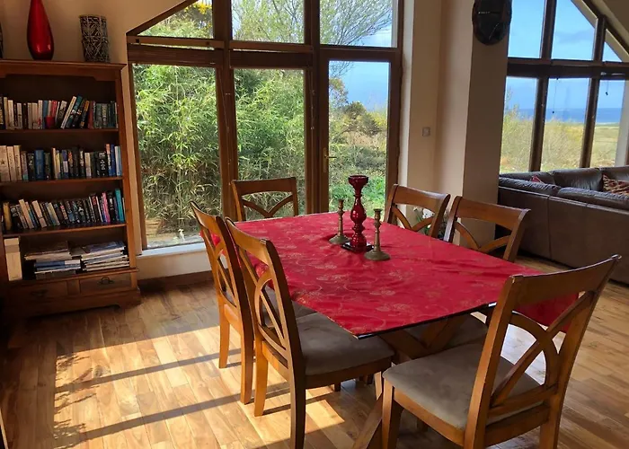 House With Sea Views Close To Beach With Wifi And Large Kitchen And Dining