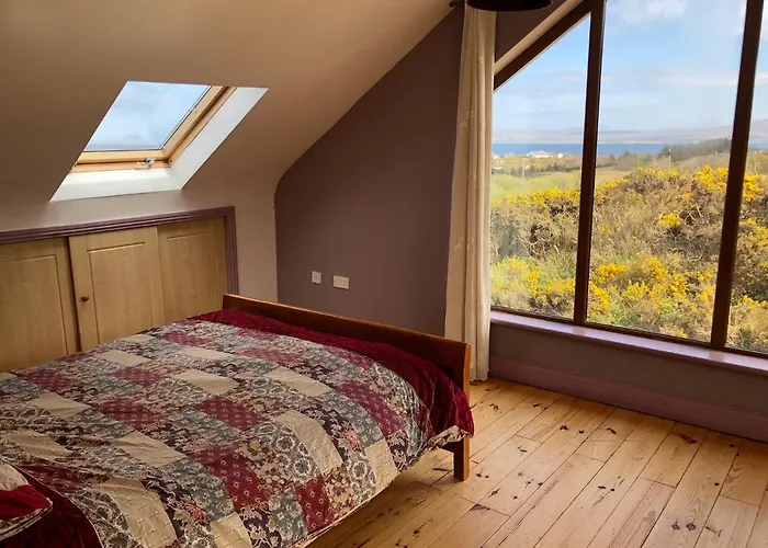 House With Sea Views Close To Beach With Wifi And Large Kitchen And Dining